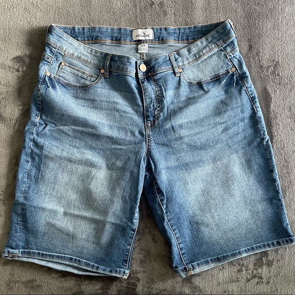 Chic Denim Blue Jean Shorts - Picture 1 of 2